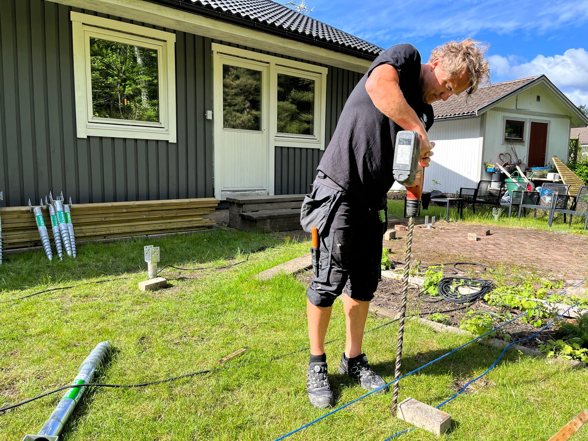 Signalborra innan markskruv för bygge av altan.