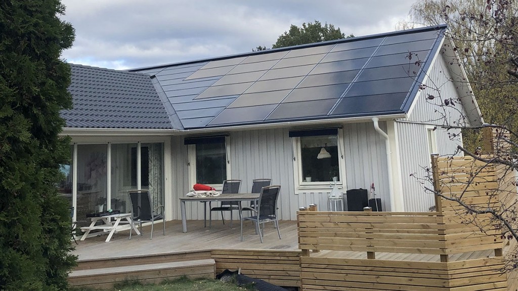 Soltak på villa med integrerade solceller